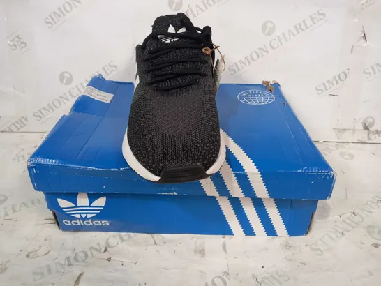 BOXED PAIR OF ADIDAS SWIFT RUN 22 SHOES IN BLACK/GREY UK SIZE 9