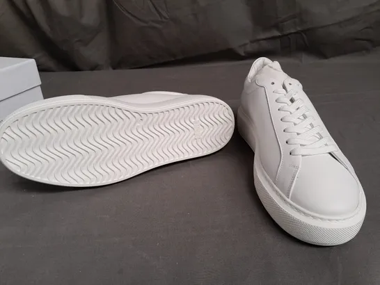 BOXED PAIR OF ARNE ESSENTIAL WHITE LEATHER TRAINERS SIZE UK 9