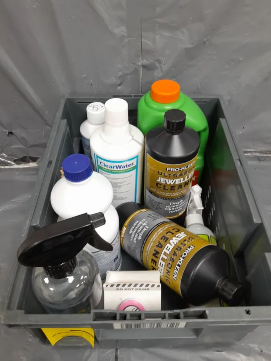 TOTE OF APPROX 10 CLEANING PRODUCTS TO INCLUDE , CARPET CLEANER , JEWELLERY CLEANER , WASHING UP LIQUID , ETC 