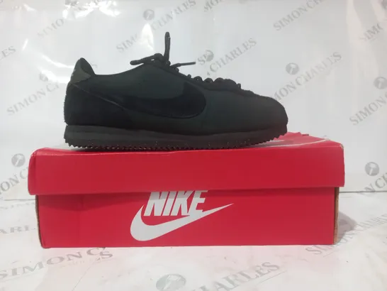 BOXED PAIR OF NIKE CORTEZ PRM SHOES IN BLACK UK SIZE 6