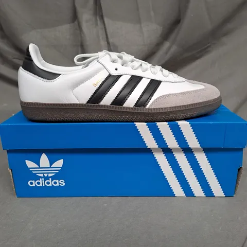 BOXED PAIR OF ADIDAS SAMBA OG SNEAKERS IN WHITE/BLACK/GRANITE SIZE 8 1/2