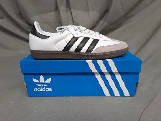 BOXED PAIR OF ADIDAS SAMBA OG SNEAKERS IN WHITE/BLACK/GRANITE SIZE 8 1/2