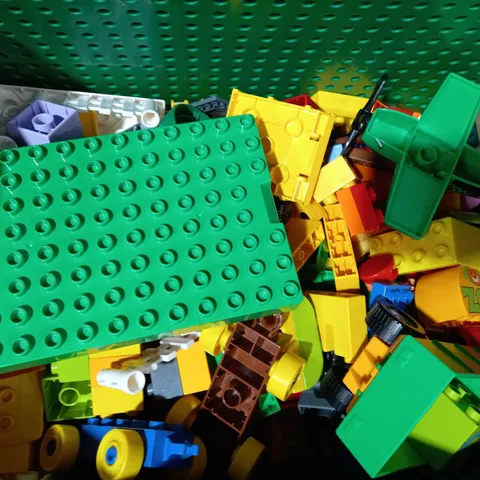 BOX OF ASSORTED TOY BRICKS FROM VARIOUS SETS