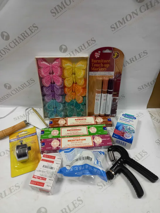 BOX OF APPROXIMATELY 20 ASSORTED HOUSEHOLD ITEMS TO INCLUDE INCENSE STICKS, HAND & WRIST EXERCISER, FURNITURE TOUCH-UP MARKERS ETC 