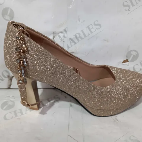 BOXED PAIR OF DESIGNER CLOSED TOE HEELS IN GOLD COLOUR W/ GLITTER EFFECT EU SIZE 39