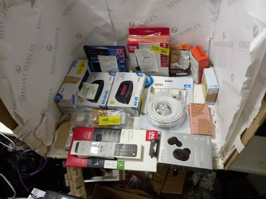 LOT OF APPROXIMATELY 15 ASSORTED ITEMS INCLUDING ALARM CLOCKS AND HEADPHONES 