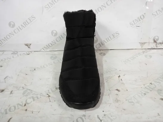 BOXED PAIR OF DESIGNER FAUX FUR LINED PADDED ANKLE BOOTS IN BLACK EU SIZE 44