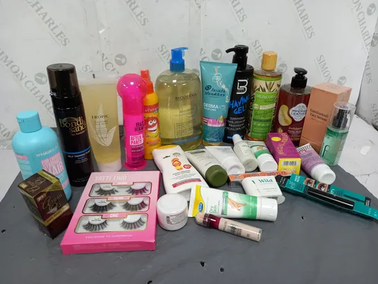 APPROXIMATELY 20 ASSORTED COSMETICS ITEMS TO INCLUDE BIIODERMA ATODERM SOOTHING CLEANSING OIL (1L), GLOW HUB FACIAL SERUM (30ml), ELF LASH XTNDR MASCARA, ETC