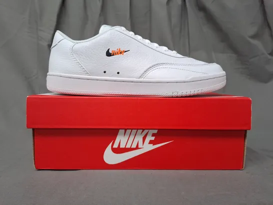 BOXED PAIR OF NIKE COURT VINTAGE SHOES IN WHITE UK SIZE 6.5