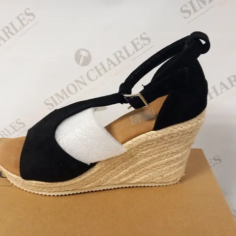 BOXED HEELED SHOES SIZE 37