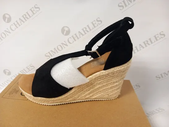 BOXED HEELED SHOES SIZE 37