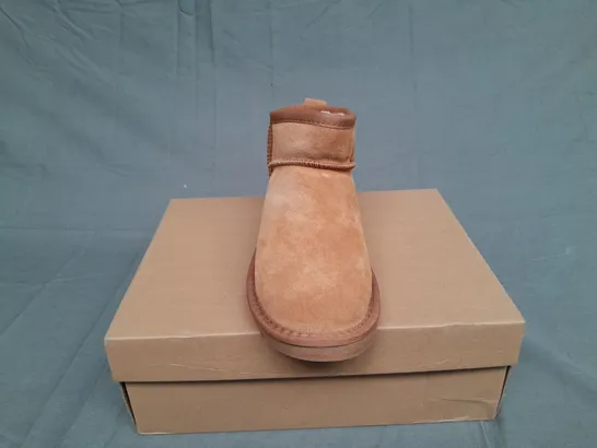 BOXED PAIR OF UGG WDAKOTA BROWN SIZE UK 5 