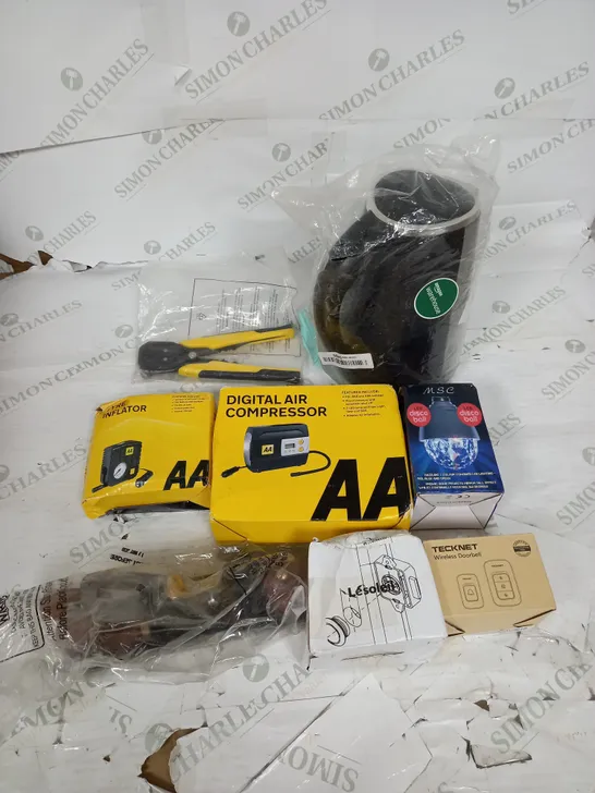 LARGE BOX OF APPROXIMATELY 25 ASSORTED HOUSEHOLD GOODS TO INCLUDE DIGITAL AIR COMPRESSOR, KETTLE, TYRE INFLATOR, AND FLASK ETC.