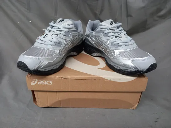 BOXED PAIR OF ASICS GEL-NYC SHOES IN GREY/SILVER UK SIZE 6