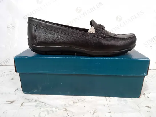 BOXED PAIR OF HOTTER SLIP ON LEATHER SHOES IN BLACK UK SIZE 8