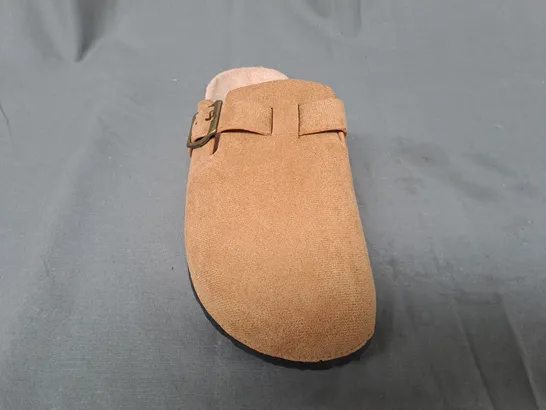 BOXED PAIR OF DESIGNER SHOES IN TAN EU SIZE 38