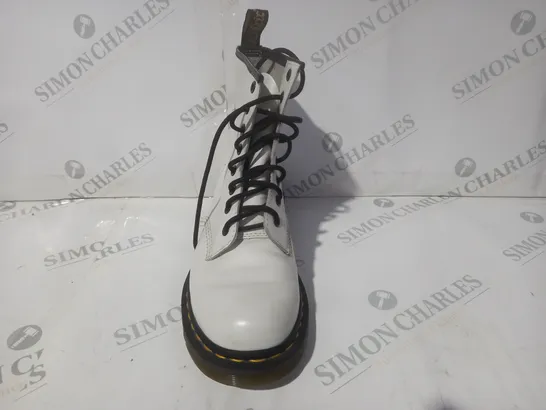 BOXED PAIR OF DR MARTENS ANKLE BOOTS IN WHITE UK SIZE 5