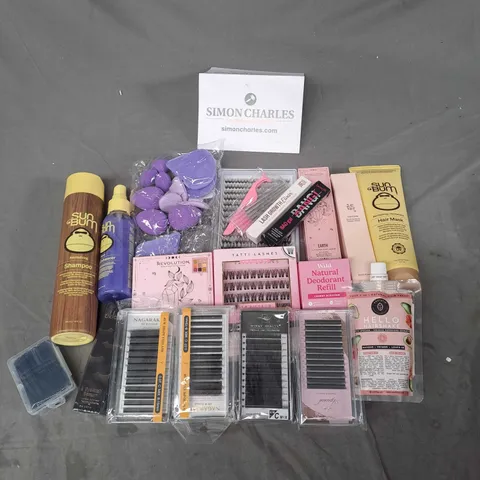 APPROXIMATELY 20 ASSORTED COSMETIC PRODUCTS TO INCLUDE SUNBUM HAIR MASK, REVOLUTION EYESHADOW PALETTE, TATTI LASHES ETC