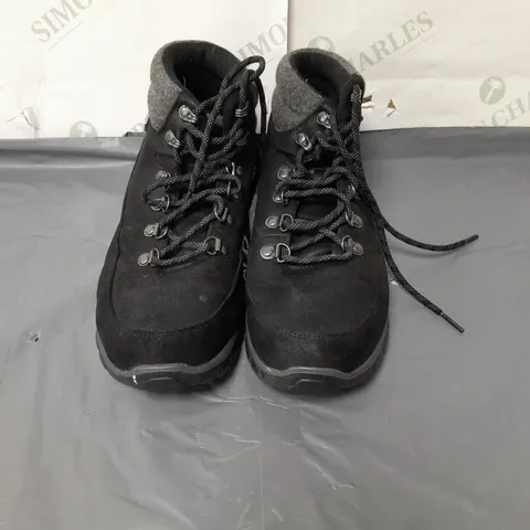 SKECHERS BLACK LACE UP ANKLE BOOTS WITH FLEECE TRIM SIZE 5.5