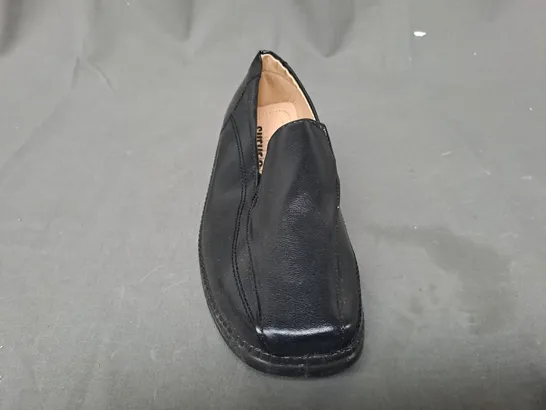 BOXED PAIR OF SUEVE.S LOW WEDGE SLIP-ON FAUX LEATHER SHOES IN BLACK EU SIZE 36