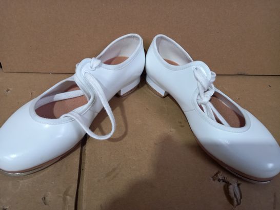 BOXED PAIR OF DESIGNER CHILDRENS TAP SHOES IN WHITE SIZE 11