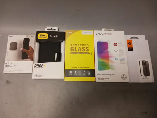 BOX OF APPROXIMATELY 12 ASSORTED ITEMS TO INCLUDE - ZAGG GLASS ELITE VISION GUARD , JETECH TEMPERED GLASS SCREEN PROTECTOR , OTTER STRADA DRAP 3X TESTED ETC