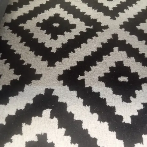 HARMONY 2'6 X 8' MTVS174A BLACK/WHITE RUG 