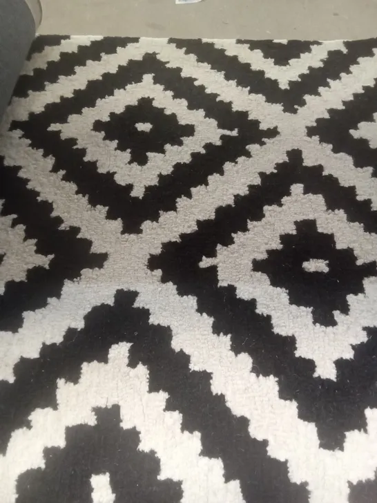 HARMONY 2'6 X 8' MTVS174A BLACK/WHITE RUG 