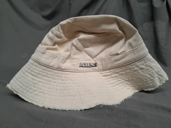 JACQUEMUS CREAM STRING BUCKET HAT 