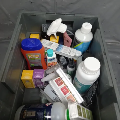 TOTE OF APPROX 10 CLEANING PRODUCTS TO INCLUDE SHOWER CLEANER , HARDENER , PET STAIN CLEANER , ETC - COLLECTION ONLY 