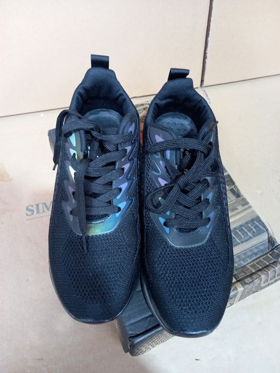 PAIR OF BLACK AIR MAX STYLE TRAINERS, NO SIZE GIVEN