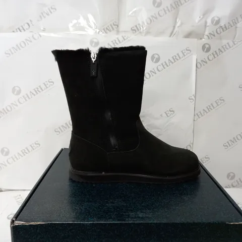 BOXED PAIR OF EMU AUSTRAILIA ELECTRA BLACK BOOTS - SIZE 7