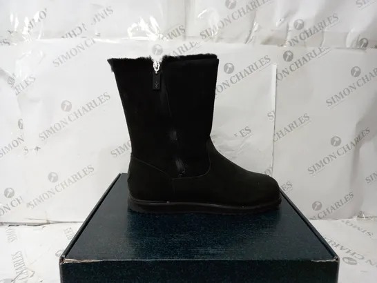 BOXED PAIR OF EMU AUSTRAILIA ELECTRA BLACK BOOTS - SIZE 7