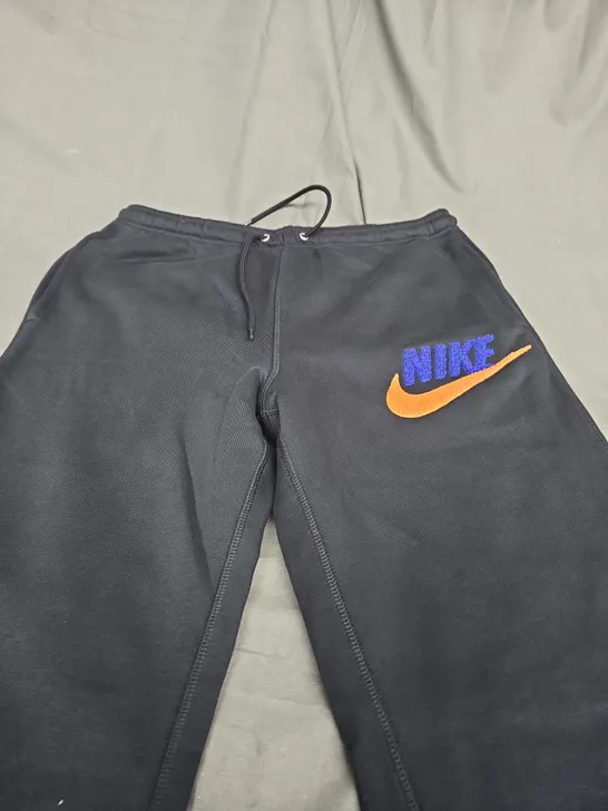 NIKE STANDARD FIT TAPER LEG JOGGERS - MEDIUM