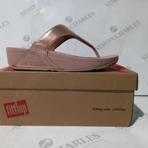 BOXED PAIR OF FITFLOP LULU LEATHER TOEPOST SANDALS IN ROSE GOLD COLOUR UK SIZE 6