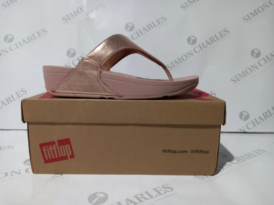 BOXED PAIR OF FITFLOP LULU LEATHER TOEPOST SANDALS IN ROSE GOLD COLOUR UK SIZE 6