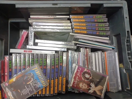 BOX OF APPROX 20 ASSORTED CDS AND TAPES INCLUDING GEORGE EZRA, ZZ TOP AND PET SHOP BOYS