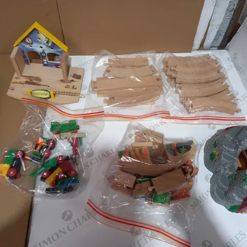 LOT OF ASSORTED WOODEN RAIL PARTS TO INCLUDE LINES, CURVES, TRAINS, BRIDGES ETC