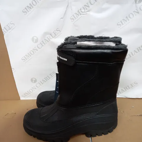 PAIR OF BOXED COTTON TRADERS WATERPROOF BOOTS SIZE 7