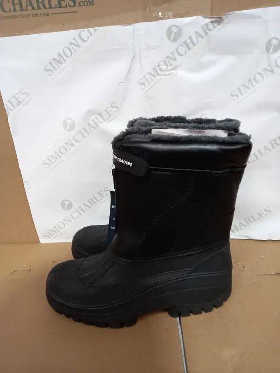 PAIR OF BOXED COTTON TRADERS WATERPROOF BOOTS SIZE 7