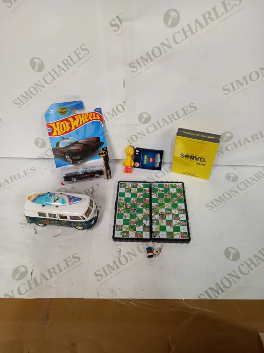 BOX OF APPROX 30 ASSORTED TOYS TO INCLUDE - HOT WHEELS TOY CARS, SNAKES AND LADDERS BOARD GAME, LEGO KEYCHAIN ETC