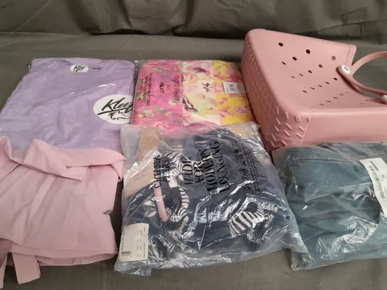 BOX OF APPROXIMATELY 25 ASSORTED CLOTHING ITEMS TO INCLUDE - T-SHIRT , BAGS , JEANS , ETC 