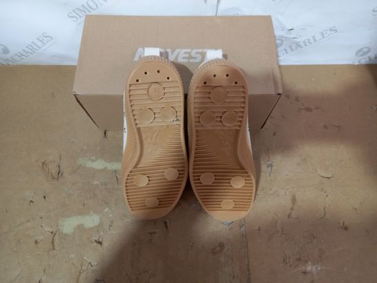 BOXED PAIR OF NOVESTA SHOES SIZE 23