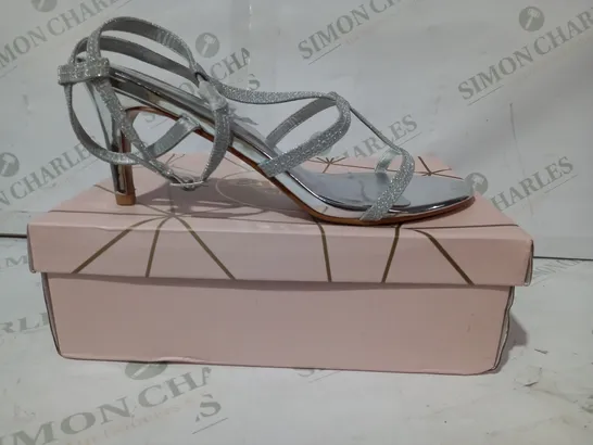 BOXED PAIR OF ESSEX GLAM OPEN TOE STRAPPY HEELED SANDALS IN METALLIC SILVER SIZE 8