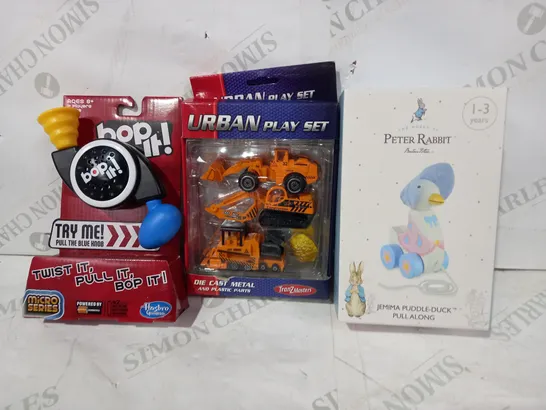 BOX OF APPROXIMATELY 10 ASSORTED TOYS AND GAMES TO INCLUDE PETER RABBIT JEMIMA PUDDLE DUCK PULL ALONG, URBAN DIE-CAST PLAY SET, HASBRO GAMING BOP IT, ETC