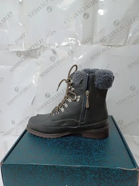 BOXED EMU AUSTRAILIA OKAB WATERPROOF BOOTS, DARK GREY - SIZE 6