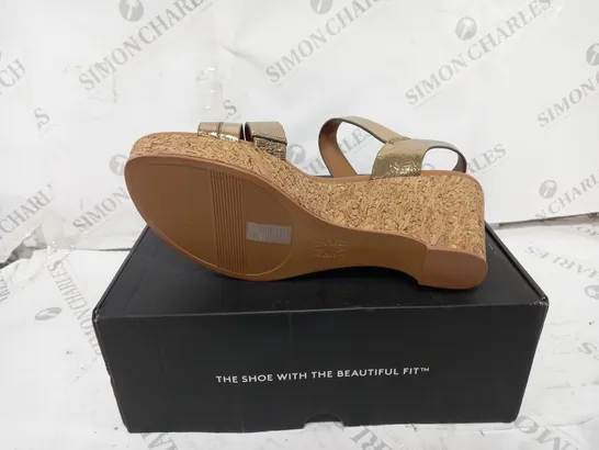 NATURALIZER WEDGE SANDLAS SIZE 9 