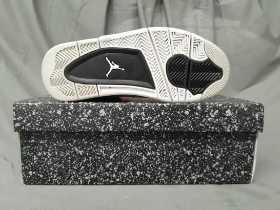 BOXED PAIR OF NIKE AIR JORDAN SHOES IN WHITE/BLACK UK SIZE 5.5