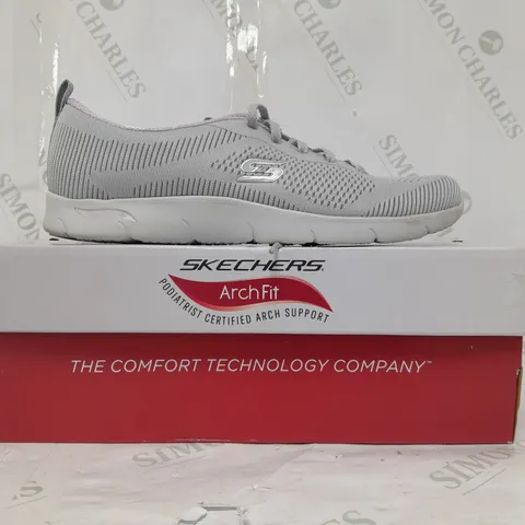 BOXED PAIR OF SKECHERS ARCH FIT TRAINERS IN GREY SIZE 6.5
