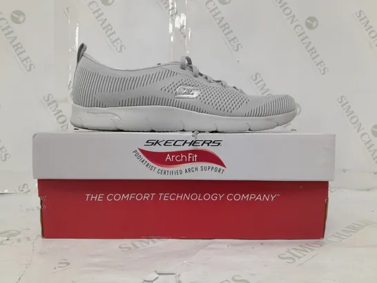 BOXED PAIR OF SKECHERS ARCH FIT TRAINERS IN GREY SIZE 6.5